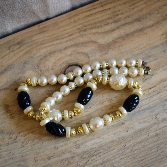 (2) Pre-Loved Vintage Faux Pearl Necklaces - Picture 2 of 4